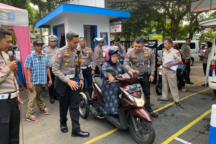 Satlantas Polresta Malang Kota saat memperkenalkan program Lintas Batas khusus disabilitas. (Foto: Polresta Malang Kota/TIMES Indonesia)