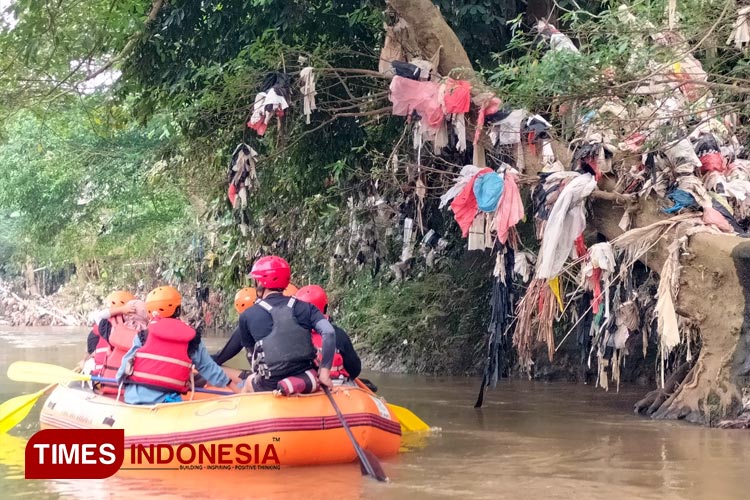 Sejumlah pegiat lingkungan saat melakukan aktivitas patroli sampah di salah satu sungai di Jawa Barat, beberapa hari yang lalu. (FOTO: Ecoton for TIMES Indonesia)