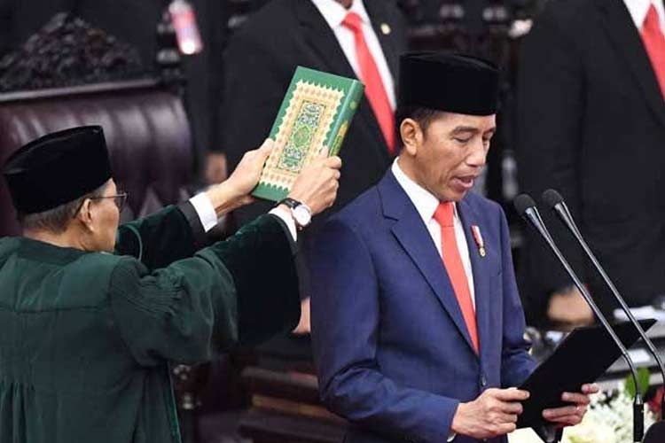 Presiden Jokowi mengucapkan sumpah saat dilantik menjadi presiden periode 2019-2024 di Gedung Nusantara, kompleks Parlemen, Senayan, Jakarta. (FOTO: Antara)