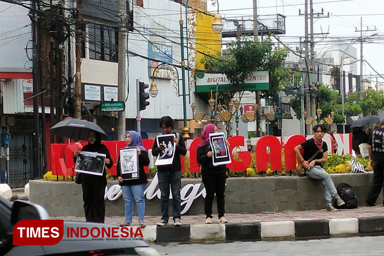 Aksi Kamisan di Simpang Kayutangan, Kota Malang, Kamis (8/2/2024). (Foto: Rasel Firza Nadhif/TIMES Indonesia)