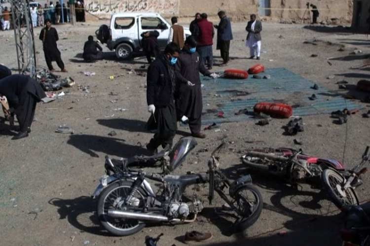 Anggota regu penjinak bom memeriksa lokasi ledakan di Khanozai, Balochistan, Pakistan. (FOTO: Al Jazeera)
