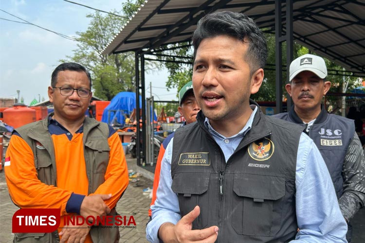 Wagub Jatim Emil Dardak saat mengunjungi Posko Pengungsian BPBD Jatim, Kamis (8/2/2024).(Foto : Lely Yuana/TIMES Indonesia)
