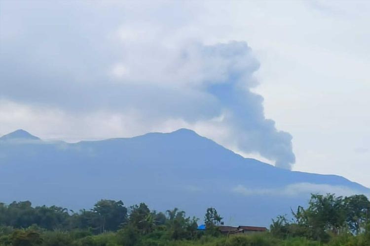 Gunung Marapi Kembali Erupsi, Ketinggian Abu Capai 700 Meter - TIMES ...