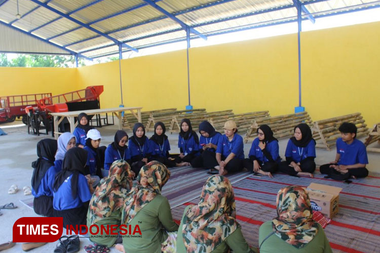 Mahasiswa KKN-T MBKM UNIPMA Kelompok 31 saat sosialisasi Penanaman Toga dan Pembuatan Jamu Bubuk di desa Panjeng Ponorogo. (Foto: Humas UNIPMA for TIMES Indonesia)