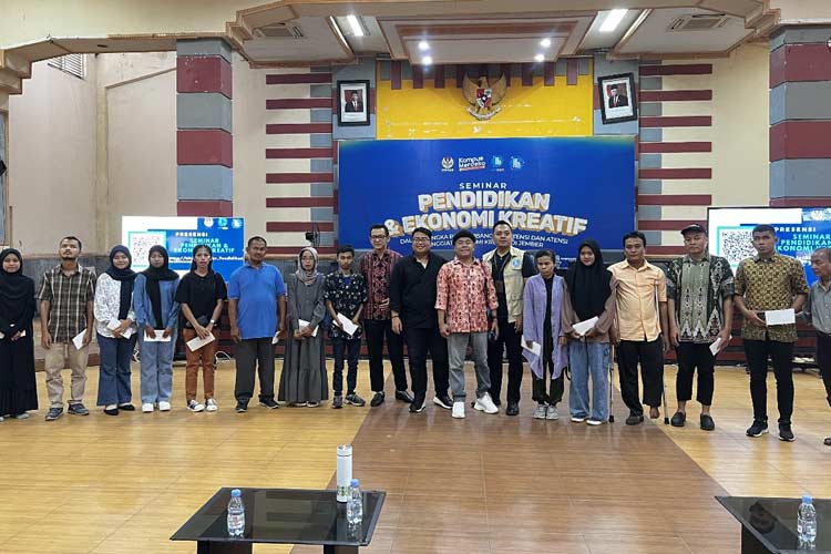 Ketua Umum DPP, Kawendra Lukistian bersama Staf Khusus Presiden dan Duta Pembangunan Berkelanjutan Indonesia, Billy Mambrasar saat menyerahkan bantuan studi kepada siswa-siswi di wilayah Jember dan Lumajang. (Foto: Istimewa)