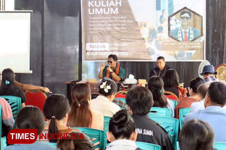 Prof Yafet YW Rissy saat memberikan kuliah umum di Kampus Unkriswina Sumba.(FOTO: Habibudin/TIMES Indonesia)