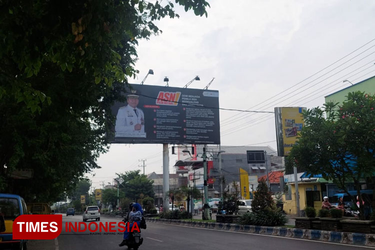Salah satu banner PJ Wali Kota terkait dengan penegasan masalah netralitas ASN. (Foto: Rizky Putra Dinasti/TIMES Indonesia)