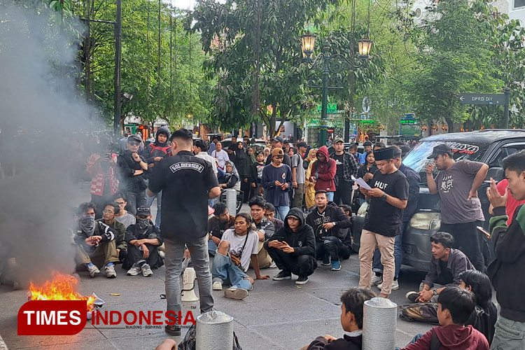 Ratusan mahasiswa Badan Eksekutif Mahasiswa (BEM) se-DIY aksi demonstrasi di Depan Gedung DPRD DIY, Jumat (9/2/2024). (FOTO: Olivia Rianjani/TIMES Indonesia)
