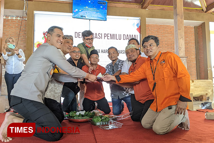 Pemotongan tumpeng HPN 2024. (Foto: Aditya Candra/TIMES Indonesia)