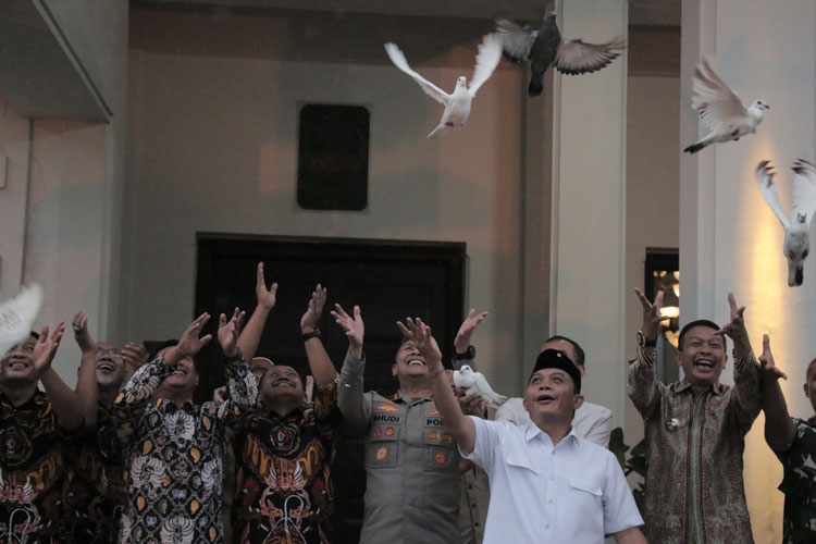 Pelepasan burung merpati sebagai simbol Pemilu damai 2024 oleh Forkopimda Malang Raya dan PWI Malang Raya. (Foto: Humas Polresta Malang Raya)