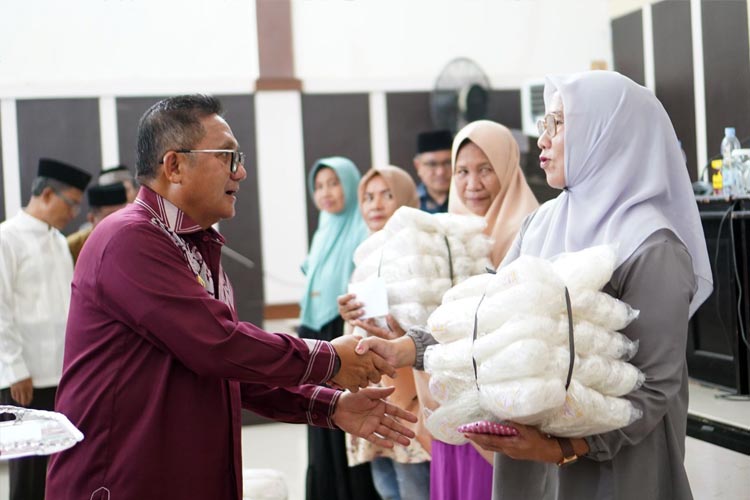 Wali Kota Gorontalo Marten Taha saat menyerahkan secara simbolis menyalurkan bantuan kepada 106 pelaku usaha penjual nasi kuning dan gorengan. (Foto: Humas Pemkot Gorontalo for TIMES Indonesia)