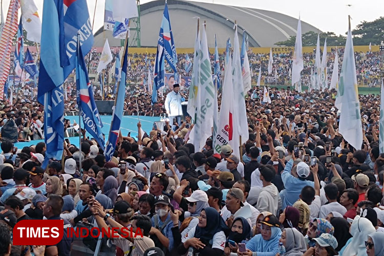 Capres nomor urut 02, Prabowo Subianto saat menyapa puluhan ribu simpatisan, relawan dan masyarakat saat Pesta Rakyat Wis Wayahe di Stadion Gelora Delta Sidoarjo (Foto: Rudi Mulya/TIMES Indonesia)