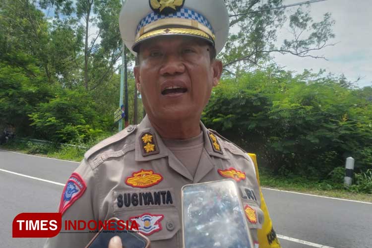 Kasubdit Gakkum Ditlantas Polda DIY AKBP Sugiyanta dan suasana petugas tengah melakukan olah TKP (foto: Edis/TIMES Indonesia)