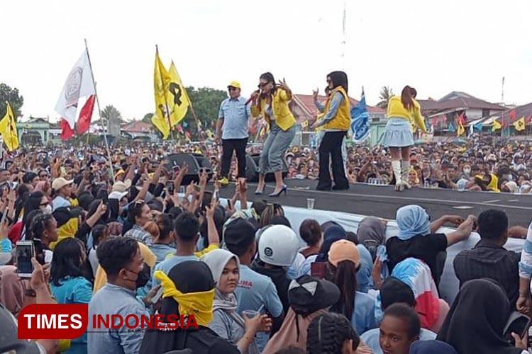 Tutup Kampanye Akbar di Ternate, Ribuan Pendukung Prabowo-Gibran Padati Lapangan Bola Kayu Merah