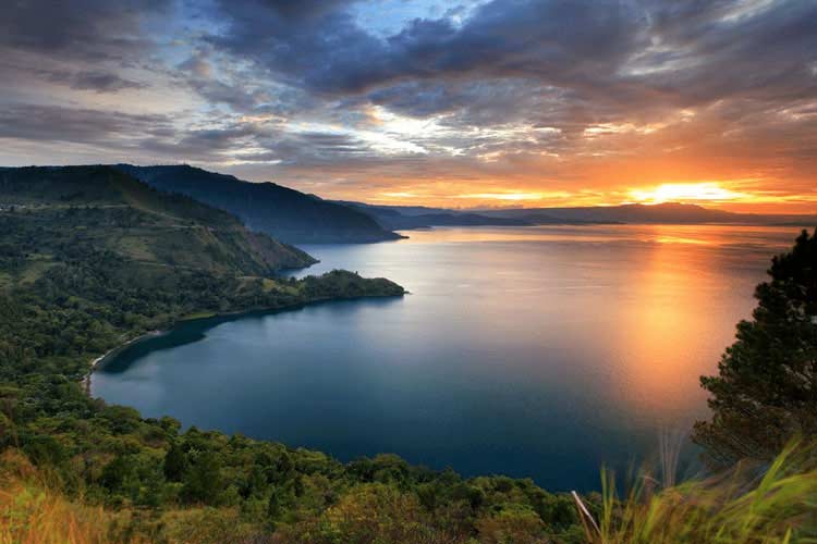The beauty of Lake Toba in the evening. (Photo: shutterstock)