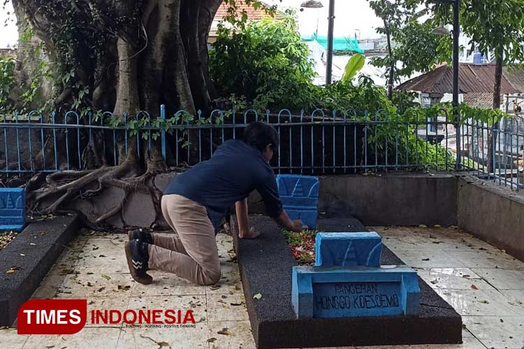 Peziarah menabur bunga di Makam Mbah Honggo atau Pangeran Honggo Koesomo yang masih keturunan langsung dari Brawijaya V di kampung Kayutangan Heritage, Malang. (Foto: M. Isnaini Wijaya/TIMES Indonesia)