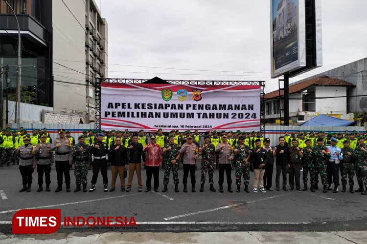 Sejumlah jajaran TNI-Polri dan Forkopimda berfoto usai melaksanakan Apel Kesiapan Pengamanan Pemilu 2024, di Jalan Yudanegara, Cihideung, Kota Tasikmalaya Jawa Barat. Sabtu (10/2/2024) (FOTO: Harniwan Obech/TIMES Indonesia)