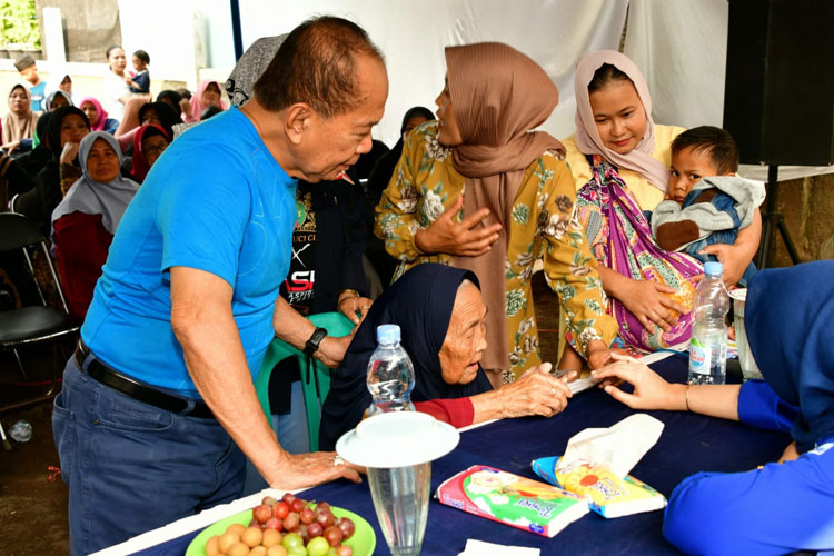 Wakil Ketua MPR RI Syarief Hasan di sela-sela kegiatan pengecekan dan pengobatan gratis di Cianjur, Jawa Barat, Jumat (9/2/2024). (foto: dok MPR RI)