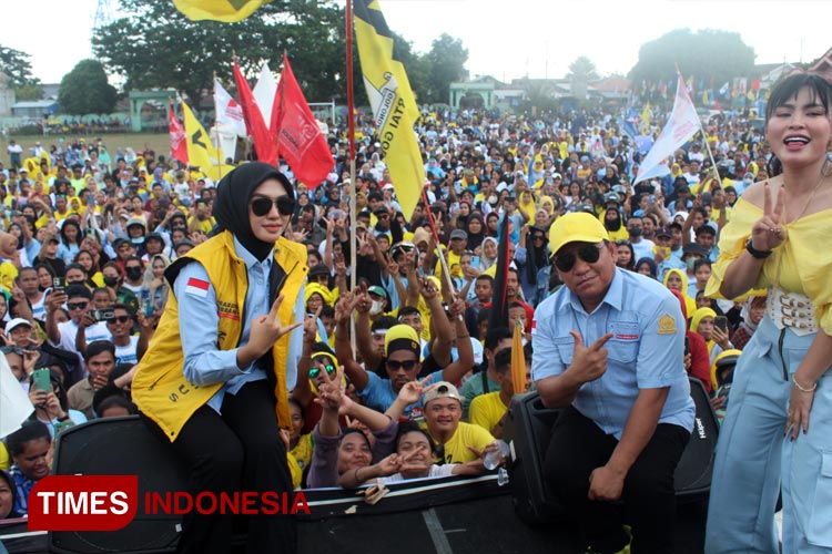 Ketua Pengarah TKD Prabowo-Gibran Zona Maluku Utara didampingi istri Zahra Yolanda, dan Masa Pendukung. (FOTO: Haerun Hamid/TIMES Indonesia)