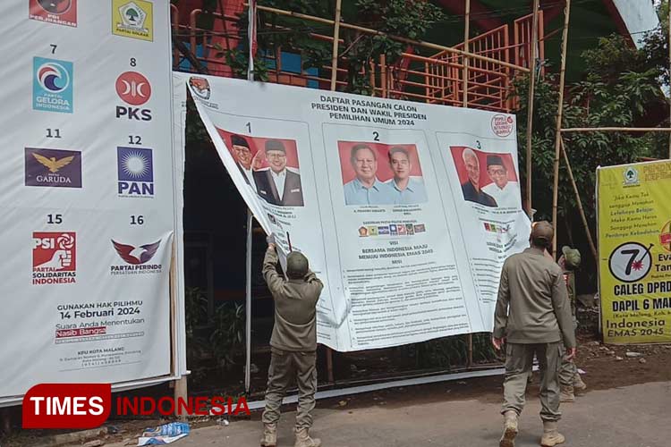 Tim Gabungan saat mulai menertibkan alat kampanye di Kota Malang. (Foto: Rizky Kurniawan Pratama/TIMES Indonesia)