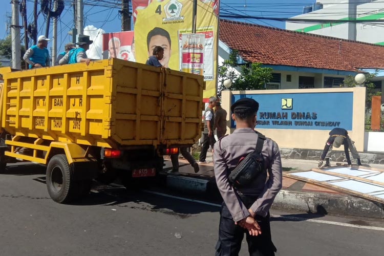 Polisi nampak melakukan pengamanan dalam proses pembersihan APK di masa tenang jelang Pemilu 2024. (Foto: Humas Polres Banjar)