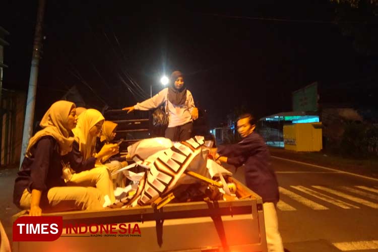 Jelang Masa Tenang, Bawaslu dan KPU Jombang Bersihkan APK