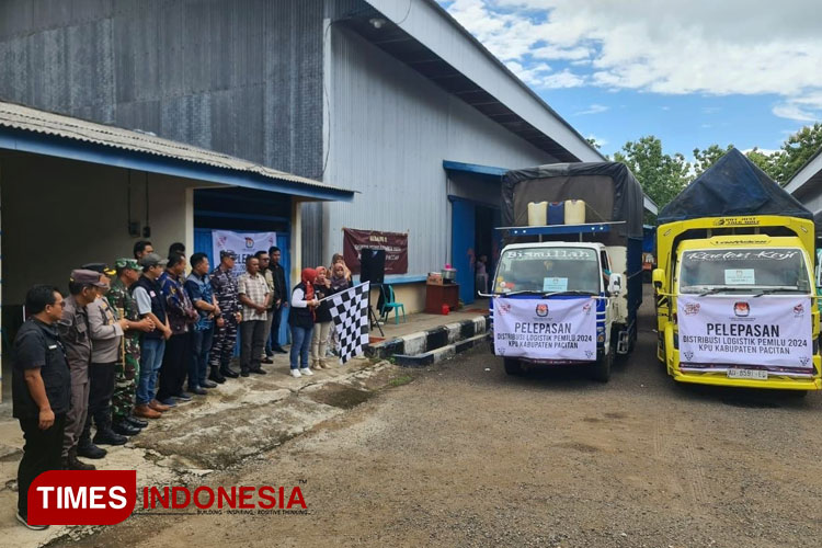 Distribusi logistik KPU Pacitan dari gudang menuju 12 kecamatan. (FOTO: Yusuf Arifai/TIMES Indonesia) 