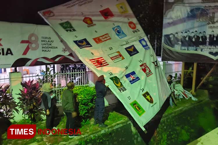Tim gabungan yang terdiri dari KPU Bondowoso Bawaslu, parpol dan instansi terkait lainnya menurunkan banner memasuki masa tenang. (FOTO: Moh Bahri/TIMES Indonesia) 