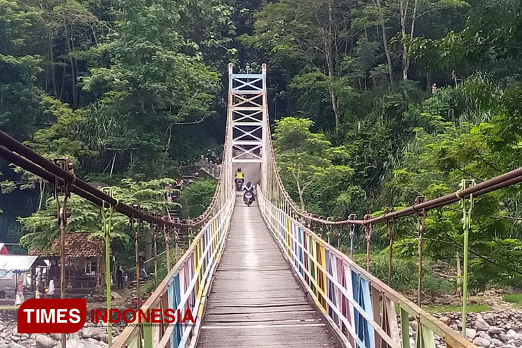 Kondisi Jembatan Gantung Kali Gung, Kantor Desa serta lingkungan sekitar Desa Sangkanjaya Kecamatan Balapulang Kabupaten Tegal (Foto Cahyo Nugroho For TIMES Indonesia)