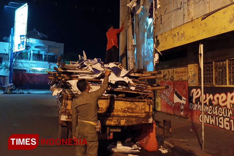 Masa Tenang Pemilu 2024, Satpol PP Ponorogo Bersihkan Alat Peraga Kampanye