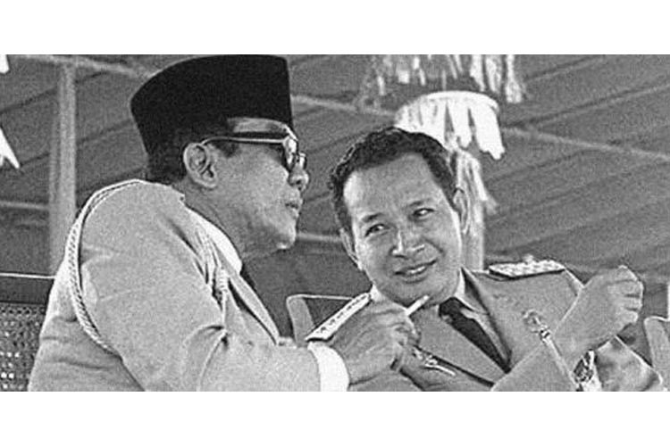 Presiden Soekarno dan berbincang dengan Soeharto saat masih hidupnya. (FOTO: Arsip Negara)