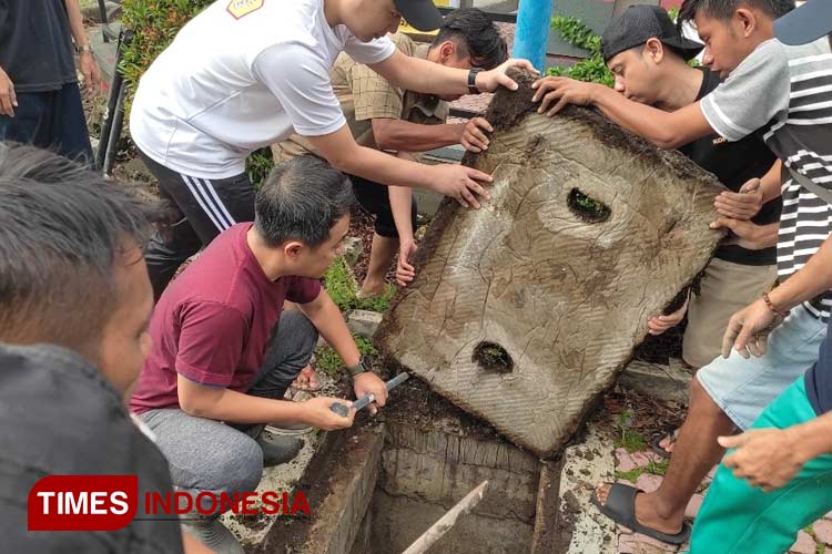 Warga Bondowoso Bersihkan Gorong-gorong Tertutup Tanah, Ngadu ke Pemkab Tak Digubris