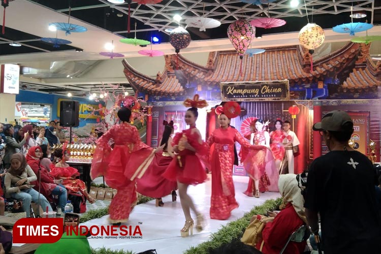 Peserta lomba fashion Matos melakukan parade catwalk, Minggu (11/2/2024). (FOTO: Afifah Fitri Wahyuningtyas/TIMES Indonesia)
