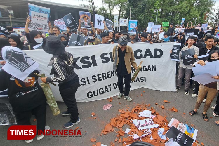 Massa Aksi Gejayan Memanggil 2024 ketika menghancurkan 7 buah gentong. (FOTO: Olivia Rianjani/TIMES Indonesia)