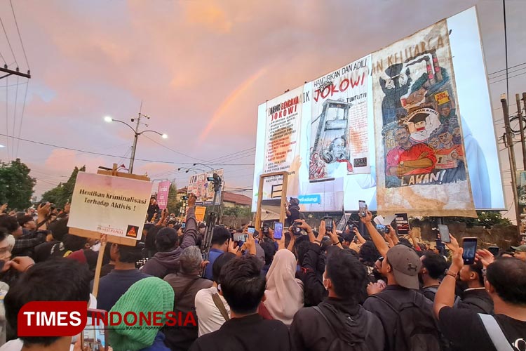 Aksi Gejayan Memanggil 2024 membentangkan spanduk berisi tentang kritikan kepada Jokowi. (FOTO: Olivia Rianjani/TIMES Indonesia)