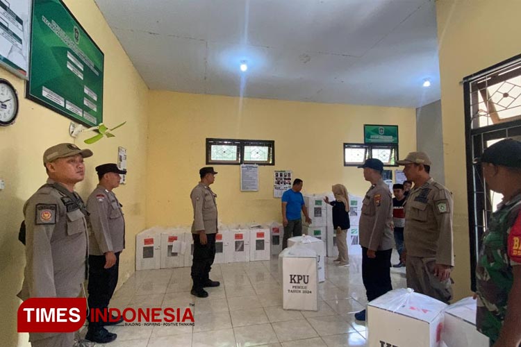 H-2 Pemilu 2024 KPU Lumajang distribusikan perlengkapan Pemilu di PPK. (Foto: Humas Polres Lumajang For TIMES Indonesia)
