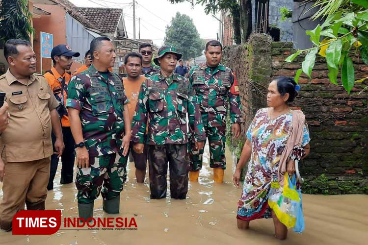 Komandan Kodim 0617/Majalengka, Letkol Inf Dudy Pilianto bersama prajurit TNI reaksi cepat  membantu korban bencana banjir. (FOTO: Jaja Sumarja/TIMES Indonesia)