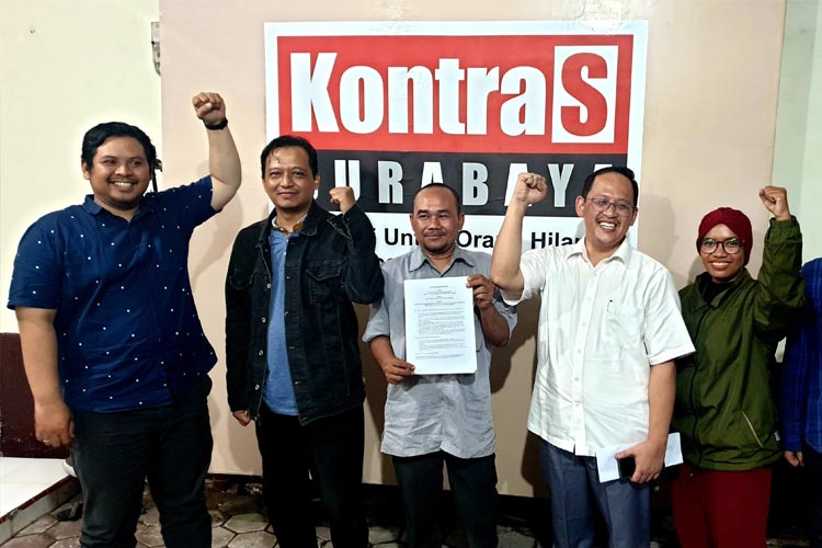 Perwakilan AJI dan lembaga advokasi di Jawa Timur mendeklarasikan Komite Advokasi Jurnalis (KAJ) Jawa Timur di kantor Koordinasi Federasi KontraS Surabaya. (Foto: dok AJI) 