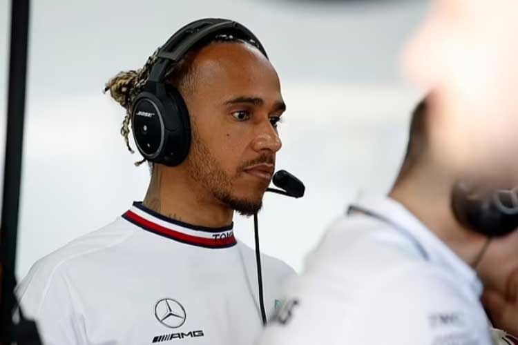 Lewis Hamilton akan meninggalkan Mercedes setelah 12 tahun bersama tim yang membawa memenangkan enam gelar juara dunia. (FOTO: Daily Mail)