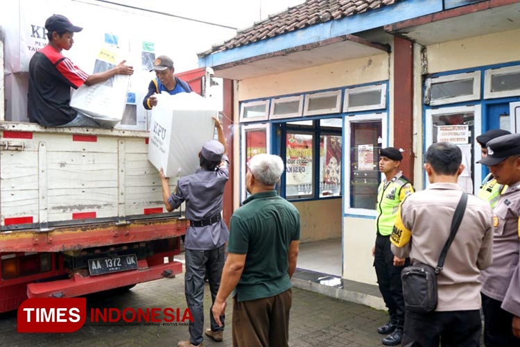 Pengawalan pergeseran logistik pemilihan umum oleh Polres Magelang Kota. (FOTO: Hermanto/ TIMES Indonesia)