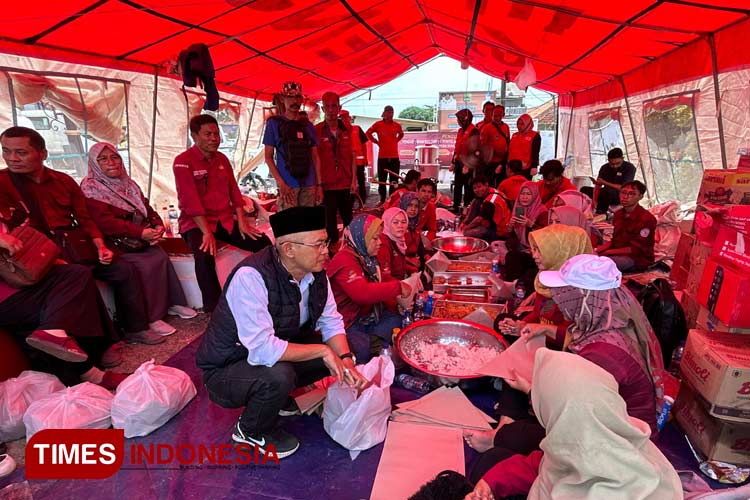 Anggota DPR RI Maman Imanulhaq berikan bantuan untuk korban bencana banjir di Majalengka. (FOTO: Jaja Sumarja/TIMES Indonesia)