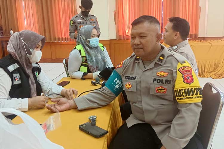 Aparat kepolisian Polres Majalengka menjalani tes kesehatan. (FOTO: Humas Polres Majalengka for TIMES Indonesia)