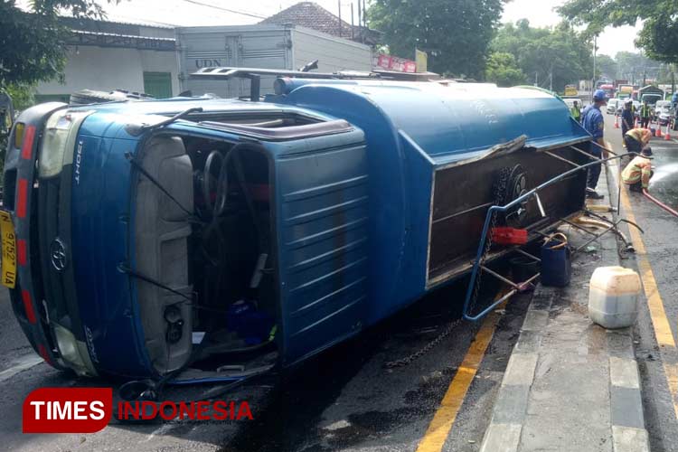 Truk Pertamina bermuatan solar dengan plat nomor n 9752ua mengalami kecelakaan dan terguling di Jalan Raya Surabaya Pandaan tepatnya di desa suwayuwo Kabupaten Pasuruan Jawa Timu Selasa 13 Februari 2024. () foto Aditya hendra/times Indonesia)