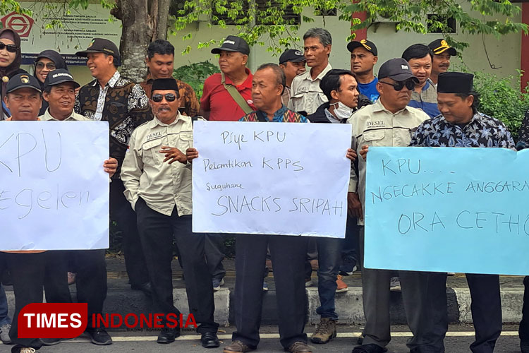 Anggota Kelompok Penyelenggara Pemungutan Suara (KPPS) Kabupaten Sleman ketika melakukan aksi demonstrasi di KPU Sleman. (FOTO: Olivia Rianjani/TIMES Indonesia)