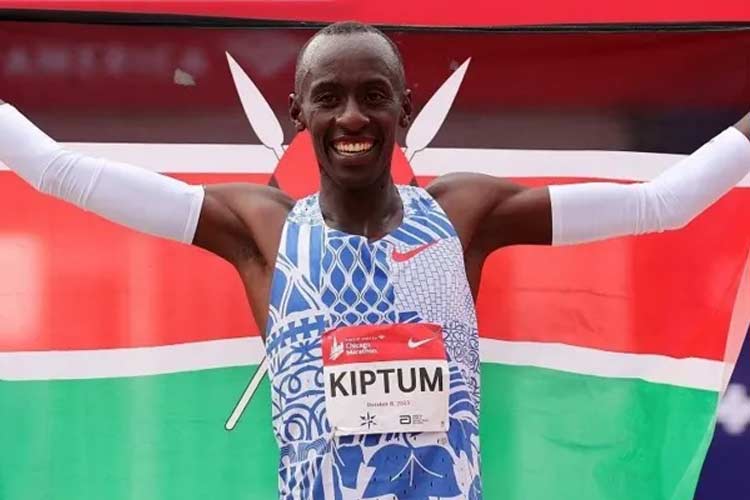 Kelvin Kiptum, pemegang rekor dunia maraton asal Kenya telah meninggalkan kehebatan luar biasa. (FOTO: BBC)