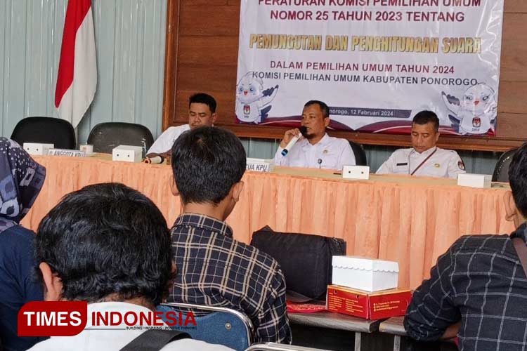 Ketua KPU Kabupaten Ponorogo  Munajat saat memberikan keterangan tentang syarat nyoblos pada Pemilu 2024. (Foto:Marhaban/TIMES Indonesia)
