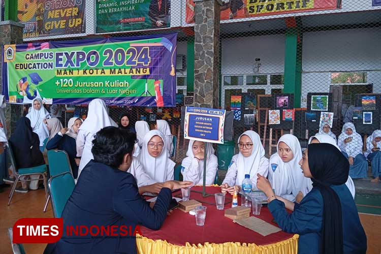 Alumni dan siswa kelas XII berbagi informasi pada Campus Education EXPO 2024 MAN 1 Kota Malang (Foto: Dinda Amorita Thafifa Zahro/TIMES Indonesia)