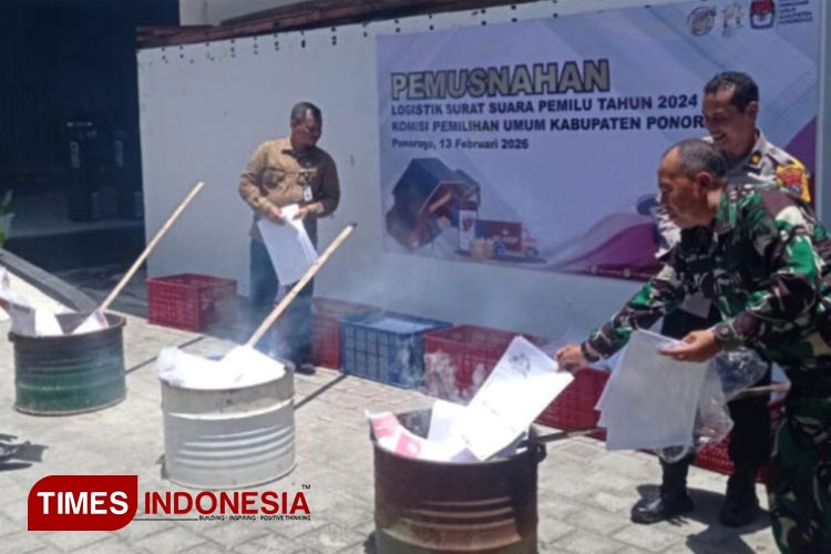 KPU Ponorogo Musnahkan surat suara Pemilu 2024 yang rusak. (Foto: Marhaban/TIMES Indonesia)