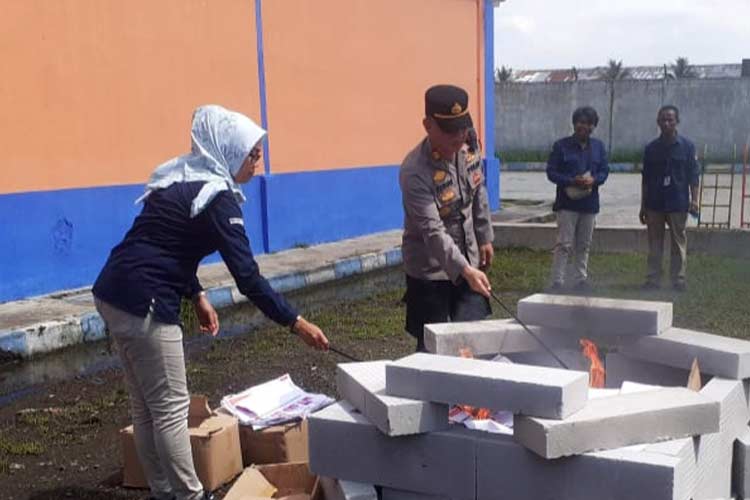 KPU Kabupaten Malang melakukan pemusnahan kelebihan surat suara (SS) Pemilu yang rusak, sejumlah total 3.487 lembar, Selasa (13/2/2024). 