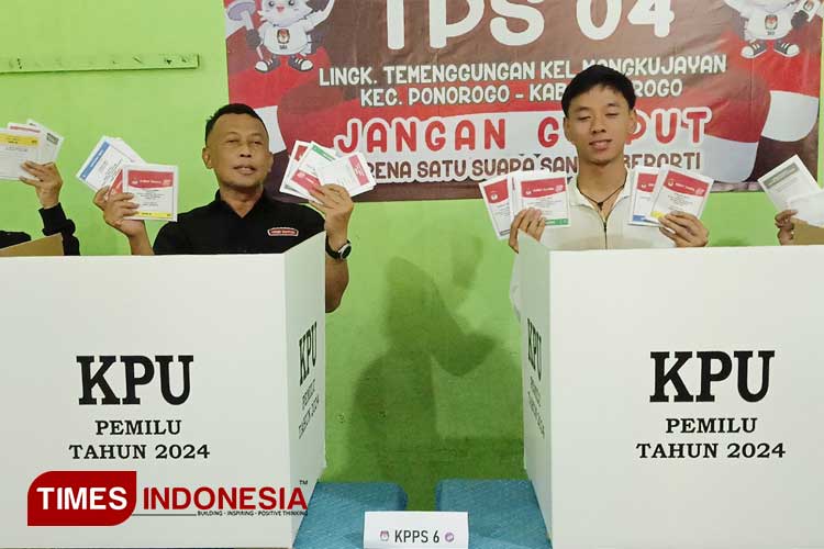 Bupati Sugiri Sancoko bersama keluarga saat memberikan hak suaranya pada Pemilu 2024 hari ini. (Foto: Marhaban/TIMES Indonesia)